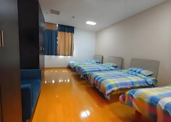 佟丽娅儿子正脸曝光，五官气质超像爸爸